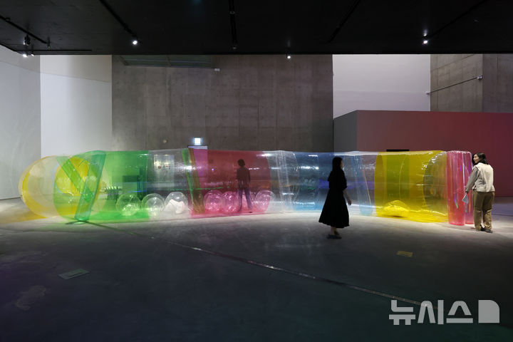 [서울=뉴시스] 박진희 기자 = 리움미술관은 29일 서울 용산구 리움미술관에서 '다른 공간 안으로: 여성 작가들의 공감각적 환경 1956-1976' 기자간담회를 갖고 콜롬비아 작가 레아 루블린의 작품 '침투/배출(플루비오 섭튜날에서)'을 선보이고 있다. 이 전시는 미술사에서 오랫동안 누락되었던 여성 작가들의 선구적 환경 작업을 조명하는 전시이며, 관람자가 공간 안으로 걸어 들어가 빛, 소리, 색, 공기, 움직임을 온몸으로 경험하는 몰입형 예술 형식이다. 2026.04.29. pak7130@newsis.com