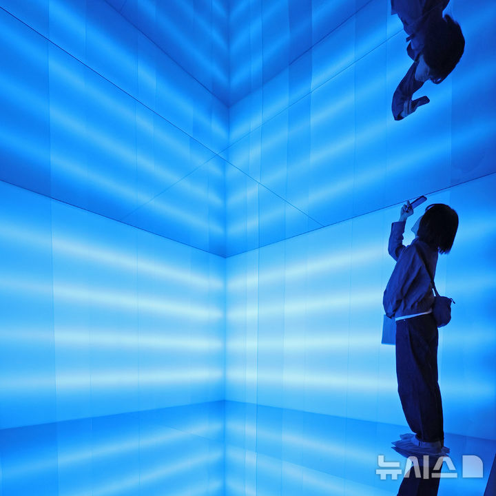 [서울=뉴시스] 박진희 기자 = 리움미술관은 29일 서울 용산구 리움미술관에서 '다른 공간 안으로: 여성 작가들의 공감각적 환경 1956-1976' 기자간담회를 갖고 이탈리아 작가 난다 비고의 작품 '거주 가능한 시간 환경'을 선보이고 있다. 이 전시는 미술사에서 오랫동안 누락되었던 여성 작가들의 선구적 환경 작업을 조명하는 전시이며, 관람자가 공간 안으로 걸어 들어가 빛, 소리, 색, 공기, 움직임을 온몸으로 경험하는 몰입형 예술 형식이다. 2026.04.29. pak7130@newsis.com