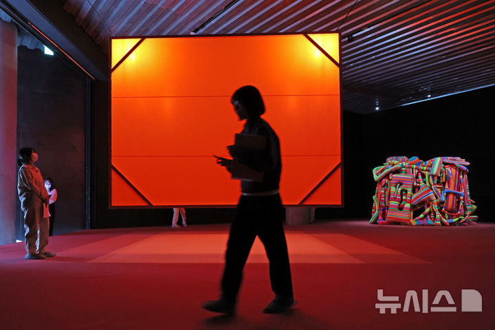 [서울=뉴시스] 박진희 기자 = 리움미술관은 29일 서울 용산구 리움미술관에서 '다른 공간 안으로: 여성 작가들의 공감각적 환경 1956-1976' 기자간담회를 갖고 일본 야마자키 츠루코(왼쪽) 작가의 '빨강(Red)'과 아르헨티나 작가 마르타 미누힌의 작품 '뒹굴고 살아라!'를 선보이고 있다. 2026.04.29. pak7130@newsis.com