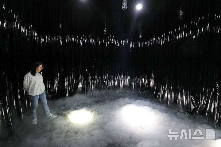 [서울=뉴시스] 박진희 기자 = 리움미술관은 29일 서울 용산구 리움미술관에서 '다른 공간 안으로: 여성 작가들의 공감각적 환경 1956-1976' 기자간담회를 갖고 한국 작가 정강자의 '무체전(無展/Incorporeal Exhibition)'을 선보이고 있다.2026.04.29. pak7130@newsis.com