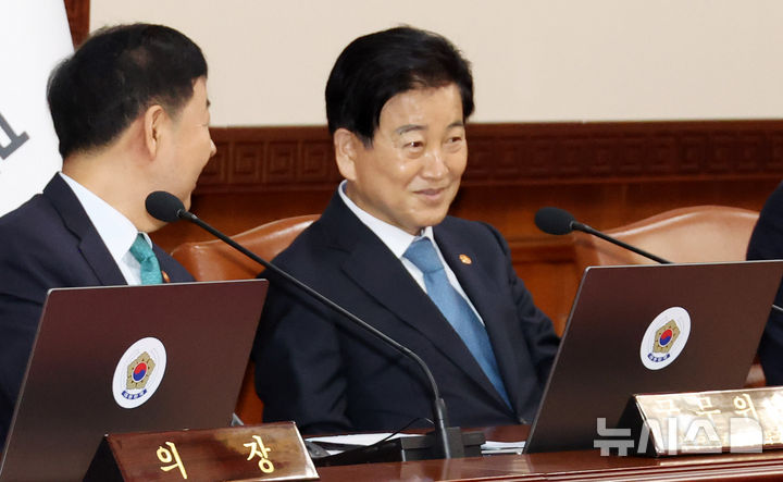 [서울=뉴시스] 추상철 기자 = 정동영 통일부 장관이 29일 오전 서울 종로구 정부서울청사에서 열린 임시국무회의 겸 비상경제본부회의에 참석해 있다. 2026.04.29. scchoo@newsis.com