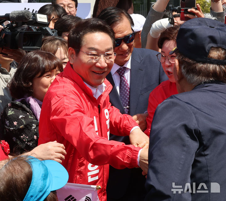 [인천=뉴시스] 전진환 기자 = 유정복 국민의힘 인천시장 후보가 29일 오전 인천 남동구 인천시청 앞에서 제9회 전국동시지방선거 인천시장 출마 선언 후 지지자들과 인사하고 있다.&nbsp; 2026.04.29. amin2@newsis.com