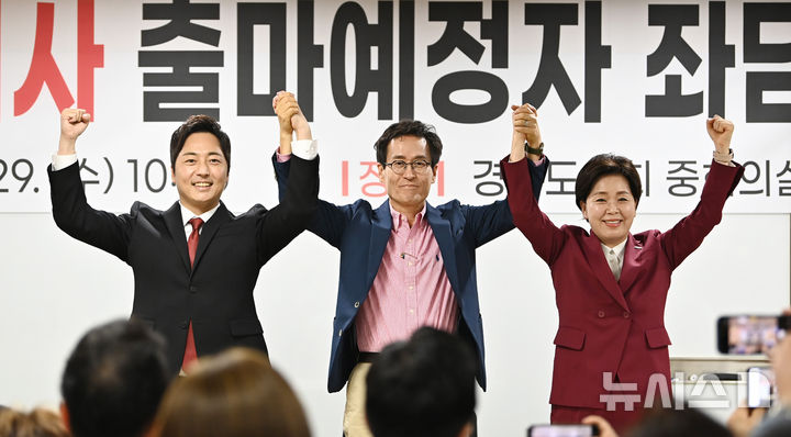 [수원=뉴시스] 김종택기자 = 이성배(왼쪽부터), 함진규, 양향자 국민의힘 경기도지사 경선후보가 29일 경기 수원시 영통구 경기도의회에서 열린 좌담회에 참석해 포즈를 취하고 있다. 2026.04.29. jtk@newsis.com