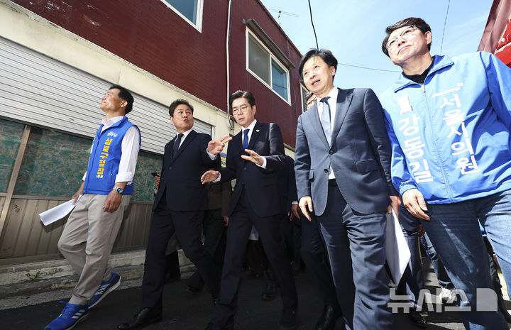 [서울=뉴시스] 김근수 기자 = 정원오 더불어민주당 서울시장 후보가 29일 오전 서울 성북구 장위14주택 재개발구역을 찾아 현장을 살펴보고 있다. 2026.04.29. ks@newsis.com