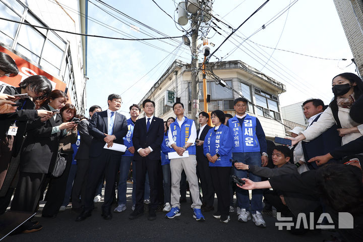[서울=뉴시스] 김근수 기자 = 정원오 더불어민주당 서울시장 후보가 29일 오전 서울 성북구 장위14주택 재개발구역을 찾아 현장을 살펴보고 있다. 2026.04.29. ks@newsis.com