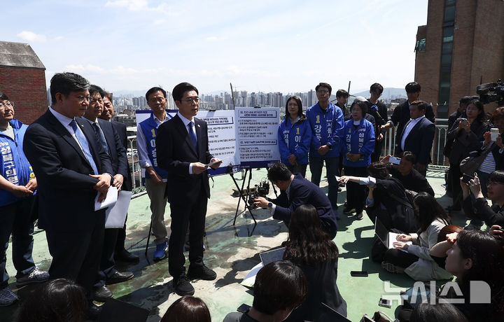 [서울=뉴시스] 김근수 기자 = 정원오 더불어민주당 서울시장 후보가 29일 오전 서울 성북구 신장위아파트 옥상에서 서울시 부동산 공약발표를 하고 있다. 2026.04.29. ks@newsis.com