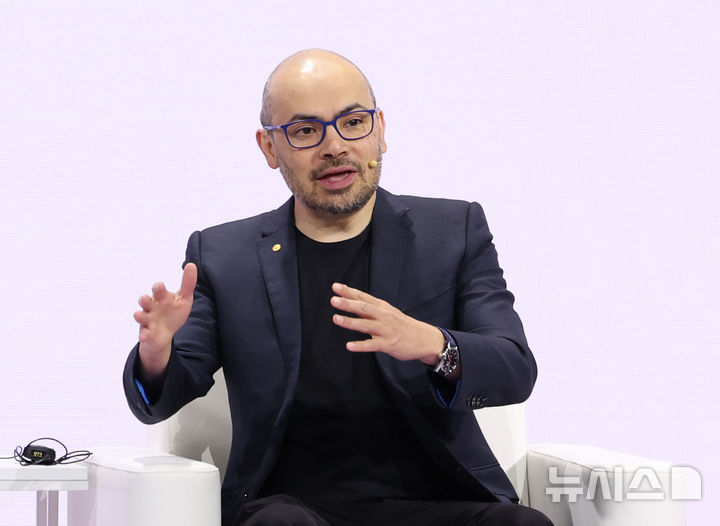 [서울=뉴시스] 조수정 기자 = '알파고의 아버지'로 불리는 데미스 하사비스 구글 딥마인드 공동창업자 겸 CEO가 29일 오전 서울 중구 웨스틴조선호텔에서 열린 '구글 포 코리아 2026' 행사에서 대담을 하고 있다. 2026.04.29. chocrystal@newsis.com