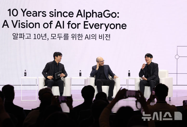 [서울=뉴시스] 조수정 기자 = '알파고의 아버지'로 불리는 데미스 하사비스 구글 딥마인드 공동창업자 겸 CEO와 10년 전 알파고와 세기의 대결을 펼친 프로바둑기사 이세돌 9단이 29일 오전 서울 중구 웨스틴조선호텔에서 열린 '구글 포 코리아 2026' 행사에서 대담을 하고 있다. 2026.04.29. chocrystal@newsis.com