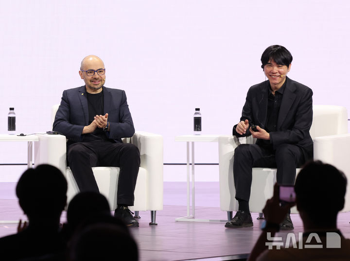 [서울=뉴시스] 조수정 기자 = '알파고의 아버지'로 불리는 데미스 하사비스 구글 딥마인드 공동창업자 겸 CEO와 10년 전 알파고와 세기의 대결을 펼친 프로바둑기사 이세돌 9단이 29일 오전 서울 중구 웨스틴조선호텔에서 열린 '구글 포 코리아 2026' 행사에서 대담을 하고 있다. 2026.04.29. chocrystal@newsis.com