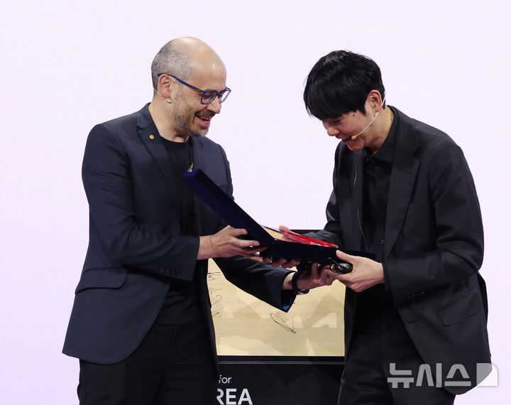 [서울=뉴시스] 조수정 기자 = '알파고의 아버지'로 불리는 데미스 하사비스 구글 딥마인드 공동창업자 겸 CEO가 29일 오전 서울 중구 웨스틴조선호텔에서 열린 '구글 포 코리아 2026' 행사에서 10년 전 알파고와 세기의 대결을 펼친 프로바둑기사 이세돌 9단에게 감사패 전달식을 하고 있다. 2026.04.29. chocrystal@newsis.com