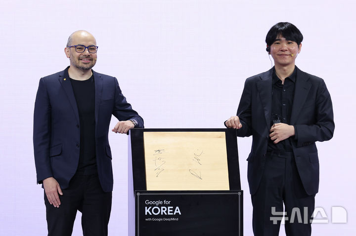 [서울=뉴시스] 조수정 기자 = '알파고의 아버지'로 불리는 데미스 하사비스 구글 딥마인드 공동창업자 겸 CEO와 10년 전 알파고와 세기의 대결을 펼친 프로바둑기사 이세돌 9단이29일 오전 서울 중구 웨스틴조선호텔에서 열린 '구글 포 코리아 2026' 행사에서 바둑판에 서명 및 감사패 전달식을 마친 뒤 기념촬영 하고 있다. 2026.04.29. chocrystal@newsis.com