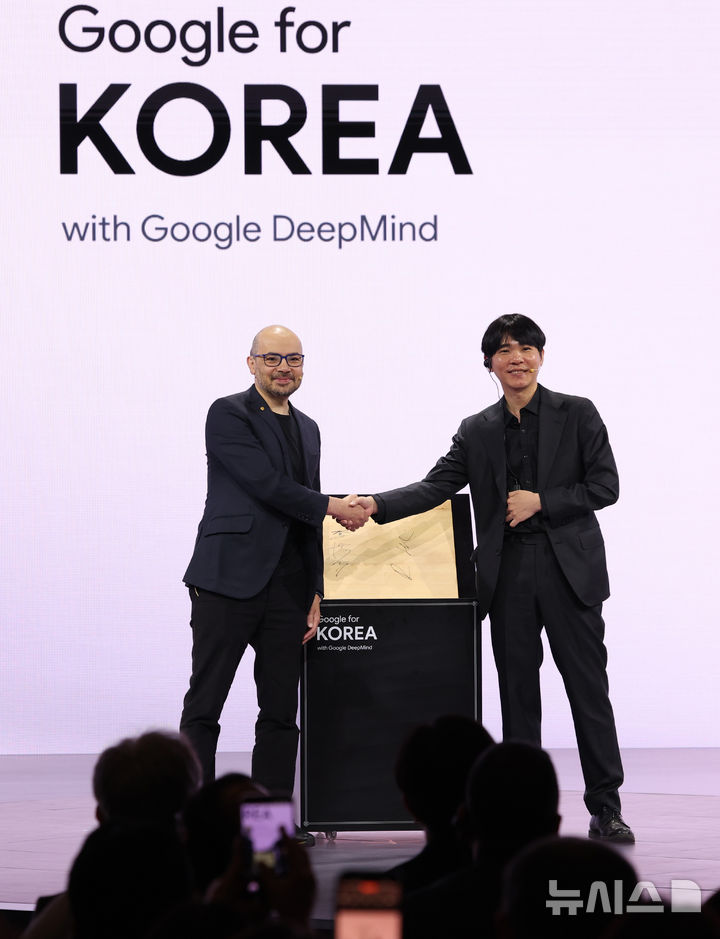 [서울=뉴시스] 조수정 기자 = '알파고의 아버지'로 불리는 데미스 하사비스 구글 딥마인드 공동창업자 겸 CEO와 10년 전 알파고와 세기의 대결을 펼친 프로바둑기사 이세돌 9단이29일 오전 서울 중구 웨스틴조선호텔에서 열린 '구글 포 코리아 2026' 행사에서 바둑판에 서명 및 감사패 전달식을 마친 뒤 악수하며 기념촬영 하고 있다. 2026.04.29. chocrystal@newsis.com