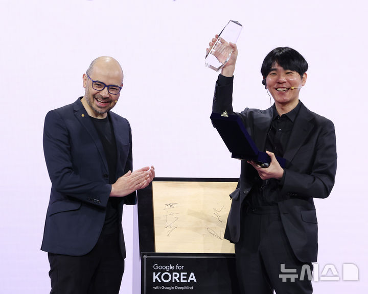 [서울=뉴시스] 조수정 기자 = '알파고의 아버지'로 불리는 데미스 하사비스 구글 딥마인드 공동창업자 겸 CEO가 29일 오전 서울 중구 웨스틴조선호텔에서 열린 '구글 포 코리아 2026' 행사에서 10년 전 알파고와 세기의 대결을 펼친 프로바둑기사 이세돌 9단에게 감사패 전달식을 하고 있다. 2026.04.29. chocrystal@newsis.com