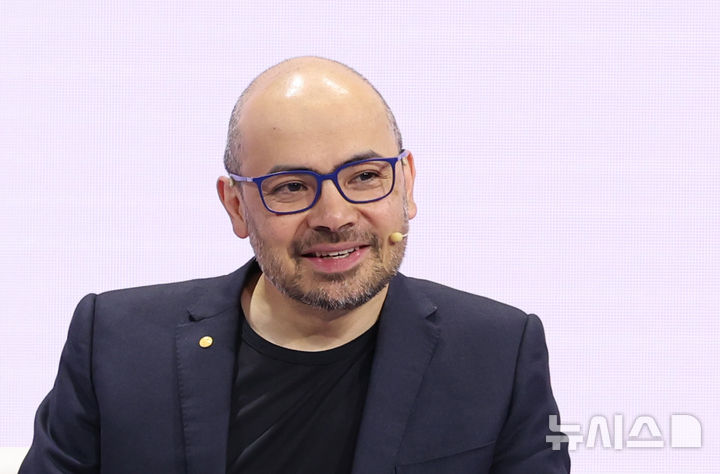 [서울=뉴시스] 조수정 기자 = '알파고의 아버지'로 불리는 데미스 하사비스 구글 딥마인드 공동창업자 겸 CEO가 29일 오전 서울 중구 웨스틴조선호텔에서 열린 '구글 포 코리아 2026' 행사에서 대담을 하고 있다. 2026.04.29. chocrystal@newsis.com