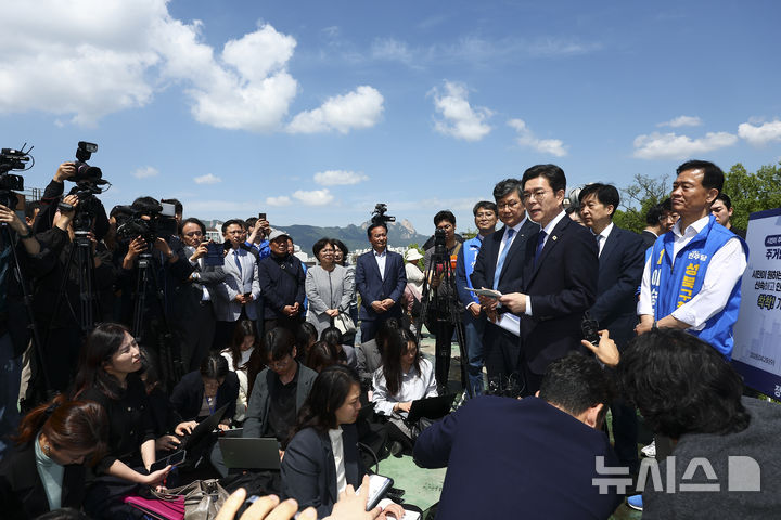 [서울=뉴시스] 김근수 기자 = 정원오 더불어민주당 서울시장 후보가 29일 오전 서울 성북구 신장위아파트 옥상에서 서울시 부동산 공약발표를 하고 있다. 2026.04.29. ks@newsis.com