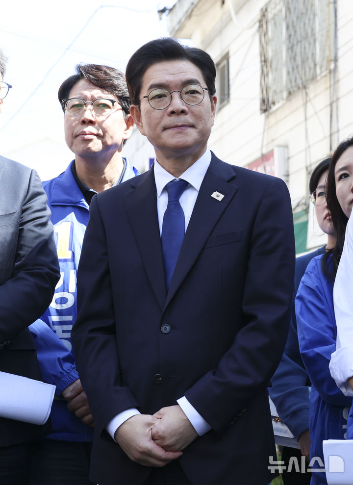 [서울=뉴시스] 김근수 기자 = 정원오 더불어민주당 서울시장 후보가 29일 오전 서울 성북구 장위14주택 재개발구역을 찾아 현장을 살펴보고 있다. 2026.04.29. ks@newsis.com