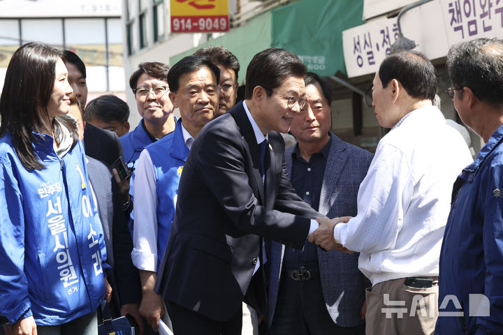 [서울=뉴시스] 김근수 기자 = 정원오 더불어민주당 서울시장 후보가 29일 오전 서울 성북구 장위14주택 재개발구역을 찾아 시민들과 인사를 나누고 있다. 2026.04.29. ks@newsis.com