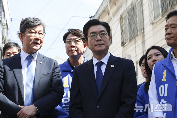 [서울=뉴시스] 김근수 기자 = 정원오 더불어민주당 서울시장 후보가 29일 오전 서울 성북구 장위14주택 재개발구역을 찾아 현장을 살펴보고 있다. 2026.04.29. ks@newsis.com