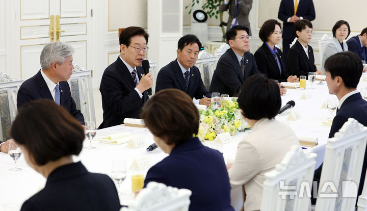 [서울=뉴시스] 고범준 기자 = 이재명 대통령이 29일 청와대에서 열린 비교섭단체 및 무소속 국회의원 초청 오찬 간담회에서 발언하고 있다. 2026.04.29. bjko@newsis.com