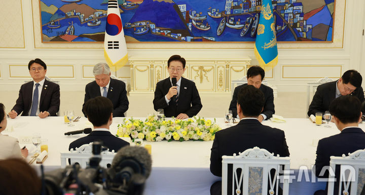 [서울=뉴시스] 고범준 기자 = 이재명 대통령이 29일 청와대에서 열린 비교섭단체 및 무소속 국회의원 초청 오찬 간담회에서 발언하고 있다. 2026.04.29. bjko@newsis.com