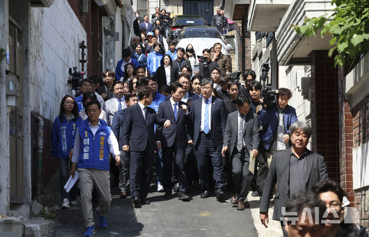 [서울=뉴시스] 김근수 기자 = 정원오 더불어민주당 서울시장 후보가 29일 오후 서울 성북구 장위14주택 재개발구역을 찾아 현장을 살펴보고 있다. 2026.04.29. ks@newsis.com