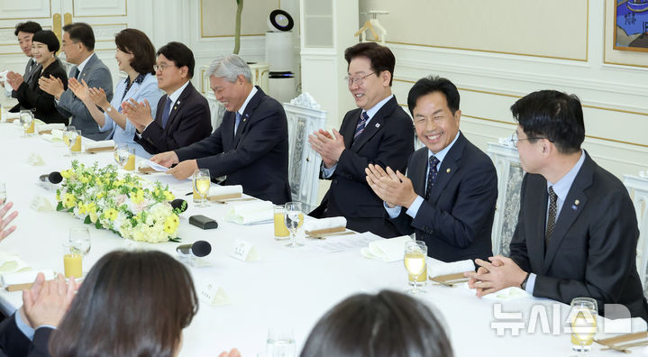 [서울=뉴시스] 고범준 기자 = 이재명 대통령이 29일 청와대에서 열린 비교섭단체 및 무소속 국회의원 초청 오찬 간담회에서 참석자들과 박수를 치고 있다. 2026.04.29. bjko@newsis.com