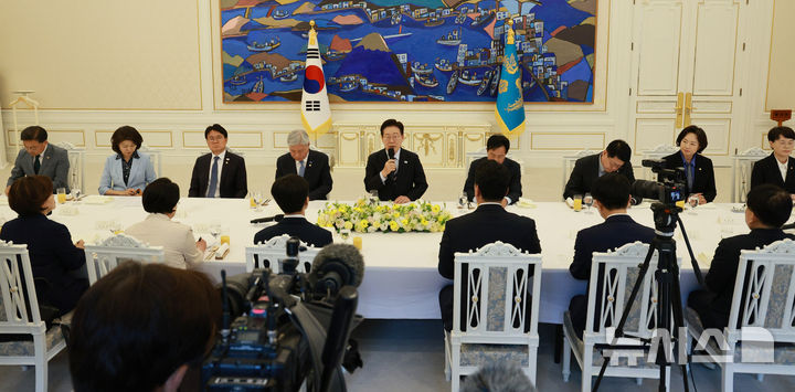 [서울=뉴시스] 고범준 기자 = 이재명 대통령이 29일 청와대에서 열린 비교섭단체 및 무소속 국회의원 초청 오찬 간담회에서 발언하고 있다. 2026.04.29. bjko@newsis.com