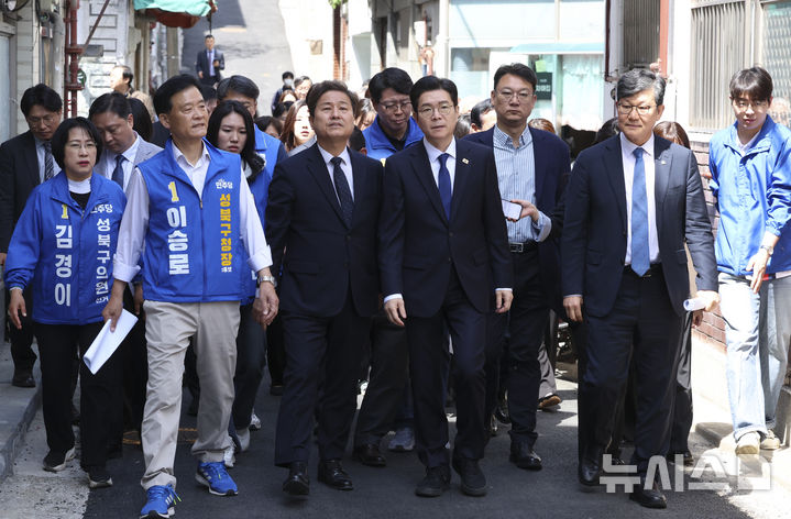 [서울=뉴시스] 김근수 기자 = 정원오 더불어민주당 서울시장 후보가 29일 오후 서울 성북구 장위14주택 재개발구역을 찾아 현장을 살펴보고 있다. 2026.04.29. ks@newsis.com