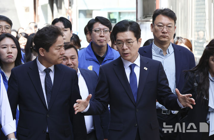 [서울=뉴시스] 김근수 기자 = 정원오 더불어민주당 서울시장 후보가 29일 오후 서울 성북구 장위14주택 재개발구역을 찾아 현장을 살펴보고 있다. 2026.04.29. ks@newsis.com