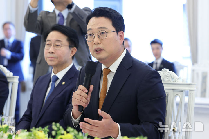 [서울=뉴시스] 고범준 기자 = 천하람 개혁신당 원내대표가 29일 청와대에서 열린 비교섭단체 및 무소속 국회의원 초청 오찬 간담회에서 발언하고 있다. 2026.04.29. bjko@newsis.com