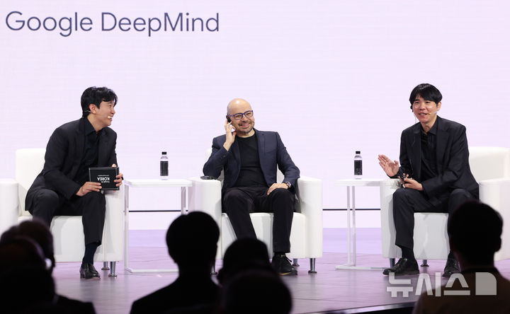 [서울=뉴시스] 조수정 기자 = '알파고의 아버지'로 불리는 데미스 하사비스 구글 딥마인드 공동창업자 겸 CEO와 10년 전 알파고와 세기의 대결을 펼친 프로바둑기사 이세돌 9단이 29일 오전 서울 중구 웨스틴조선호텔에서 열린 '구글 포 코리아 2026' 행사에서 대담을 하고 있다. 2026.04.29. chocrystal@newsis.com