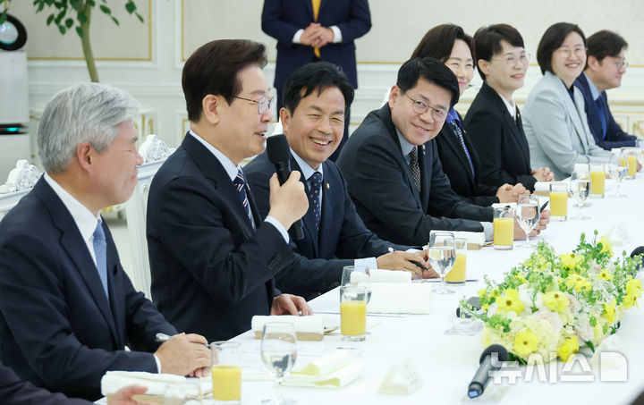 [서울=뉴시스] 고범준 기자 = 이재명 대통령이 29일 청와대에서 열린 비교섭단체 및 무소속 국회의원 초청 오찬 간담회에서 발언하고 있다. 2026.04.29. bjko@newsis.com