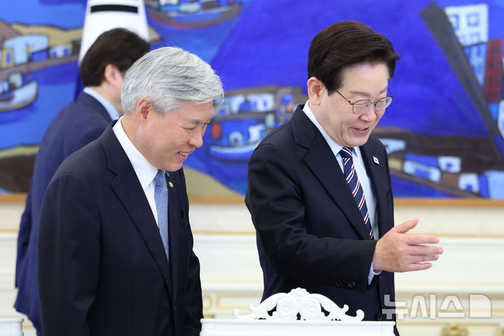 [서울=뉴시스] 고범준 기자 = 이재명 대통령이 29일 청와대에서 열린 비교섭단체 및 무소속 국회의원 초청 오찬 간담회에 입장하며 서왕진 조국혁신당 원내대표에게 자리 안내를 하고 있다. 2026.04.29. bjko@newsis.com