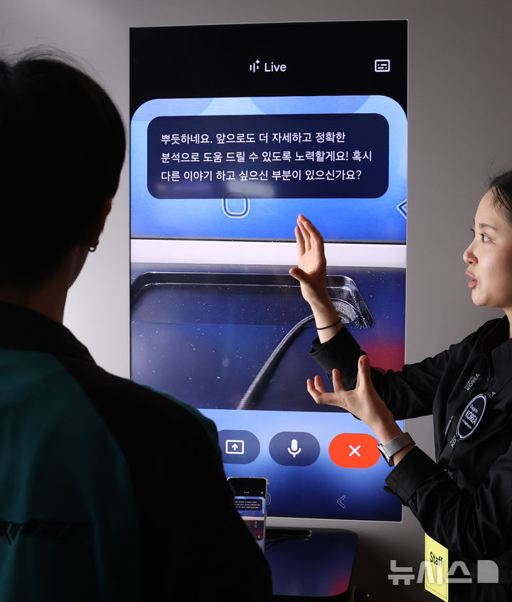 [서울=뉴시스] 조수정 기자 = 29일 오전 서울 중구 웨스틴조선호텔에서 열린 '구글 포 코리아 2026' 행사에 앞서 데모존을 찾은 참가자들이 서비스 체험을 하고 있다. 2026.04.29. chocrystal@newsis.com