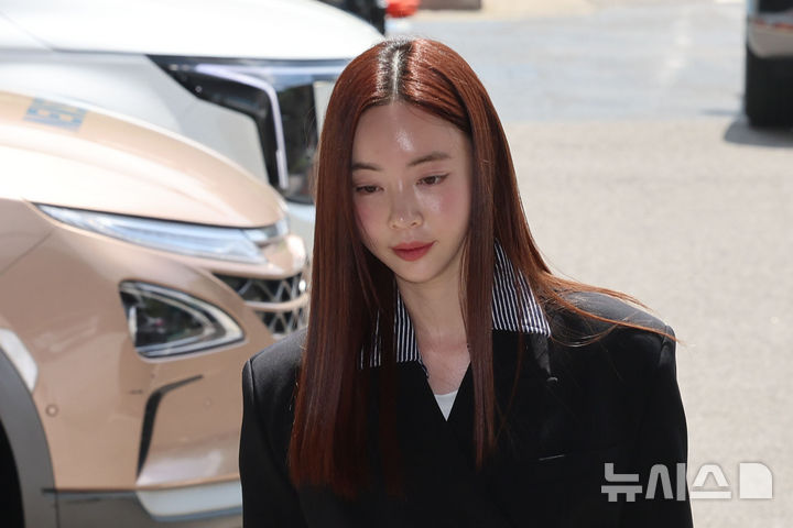 [서울=뉴시스] 권창회 기자 = 필라테스 강사 겸 인플루언서 양정원이 29일 서울 강남구 강남경찰서에 사기 및 가맹사업법 위반 혐의 피의자 신분으로 출석하고 있다. 2026.04.29. kch0523@newsis.com