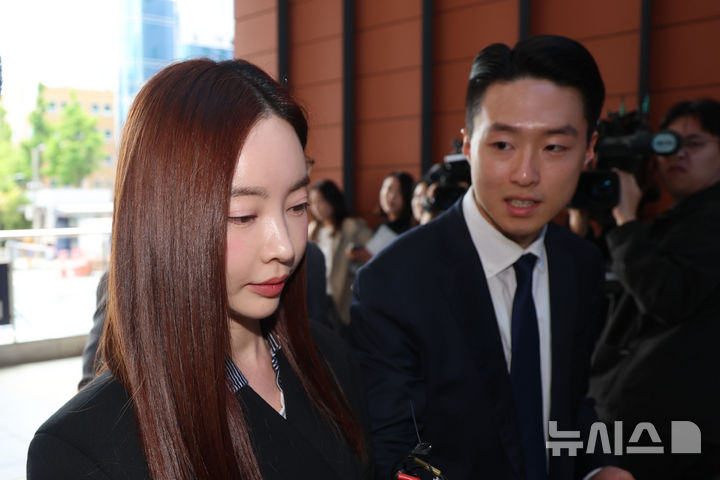 [서울=뉴시스] 권창회 기자 = 필라테스 강사 겸 인플루언서 양정원이 29일 서울 강남구 강남경찰서에 사기 및 가맹사업법 위반 혐의 피의자 신분으로 출석하고 있다. 2026.04.29. kch0523@newsis.com