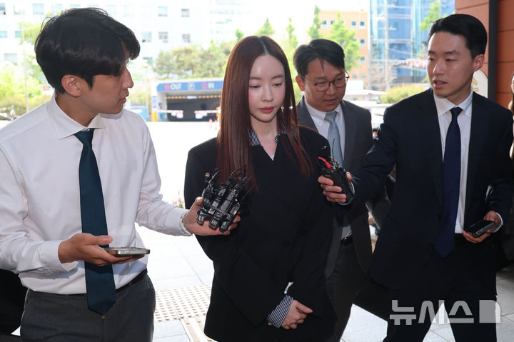 [서울=뉴시스] 권창회 기자 = 필라테스 강사 겸 인플루언서 양정원이 29일 서울 강남구 강남경찰서에 사기 및 가맹사업법 위반 혐의 피의자 신분으로 출석하고 있다. 2026.04.29. kch0523@newsis.com