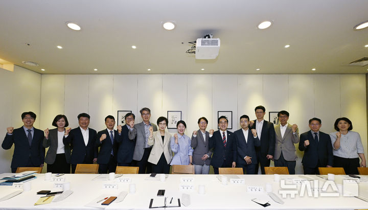 [서울=뉴시스] 정병혁 기자 = 박홍근 기획예산처 장관이 29일 오후 서울 중구 컨퍼런스 하우스 달개비에서 열린 '재정정책자문회의 민간위원 오찬 간담회'에서 참석자들과 기념촬영을 하고 있다. (사진=기획예산처 제공) 2026.04.29. photo@newsis.com *재판매 및 DB 금지