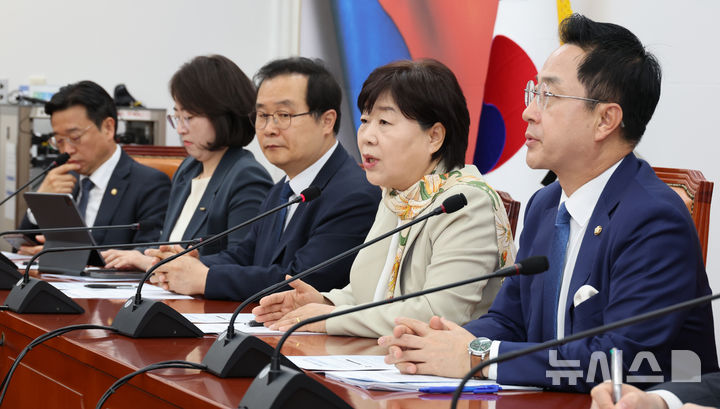 [서울=뉴시스] 김금보 기자 = 서영교 국회 윤석열정권정치검찰조작기소의혹사건진상규명국정조사특별위원회 위원장이 29일 오전 서울 여의도 국회에서 청문회 결과 보고를 하고 있다. 2026.04.29. kgb@newsis.com