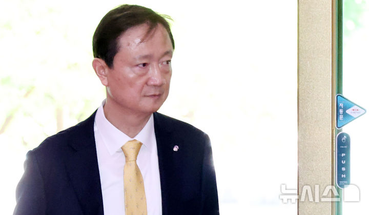 [서울=뉴시스] 추상철 기자 = 이찬진 금융감독원장이 29일 오후 서울 종로구 정부서울청사에서 열린 금융위원회 정례회의에 참석하기 위해 청사 로비로 들어서고 있다. 2026.04.29. scchoo@newsis.com