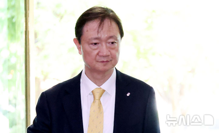 [서울=뉴시스] 추상철 기자 = 이찬진 금융감독원장이 29일 오후 서울 종로구 정부서울청사에서 열린 금융위원회 정례회의에 참석하기 위해 청사 로비로 들어서고 있다. 2026.04.29. scchoo@newsis.com