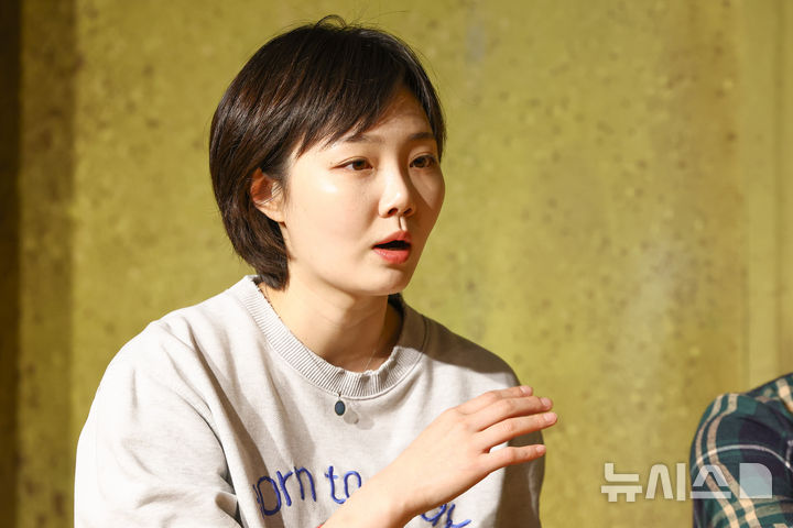 [서울=뉴시스] 황준선 기자 = 연극 '사랑해 엄마'에 출연하는 배우 손수아가 29일 서울 종로구 극장 아트하우스에서 뉴시스와 인터뷰를 하고 있다. 2026.04.29. hwang@newsis.com