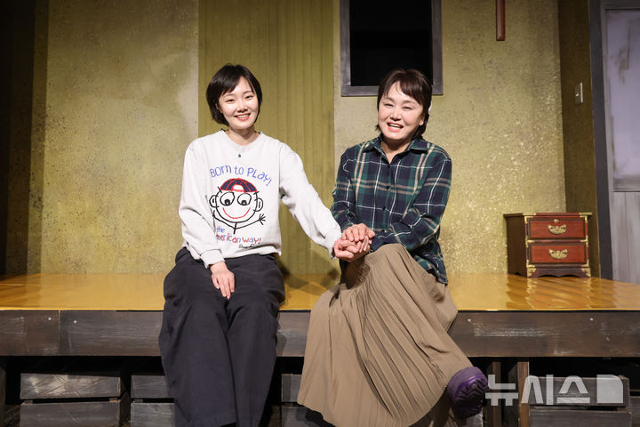 [서울=뉴시스] 황준선 기자 = 연극 '사랑해 엄마'에 출연하는 방송인 이경실과 배우 손수아가 29일 서울 종로구 극장 아트하우스에서 뉴시스와 인터뷰에 앞서 포즈를 취하고 있다. 2026.04.29. hwang@newsis.com