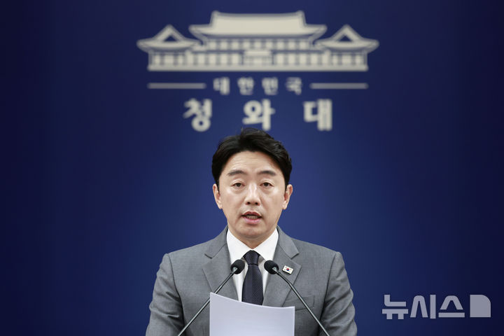 [서울=뉴시스] 최동준 기자 = 강훈식 비서실장이 29일 청와대에서 '공직역량 강화' 핵심성과 및 추진계획 브리핑을 하고 있다. 2026.04.29. photocdj@newsis.com