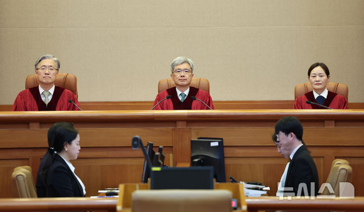 [서울=뉴시스] 최진석 기자 = 김상환 헌법재판소장이 29일 서울 종로구 헌법재판소 대심판정에서 4월 심판사건 선고를 위해 헌법재판관들과 자리해 있다. 2026.04.29. myjs@newsis.com