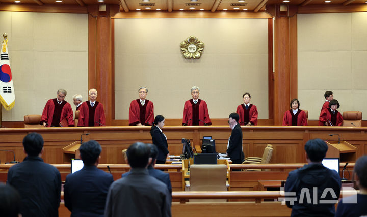 [서울=뉴시스] 최진석 기자 = 김상환 헌법재판소장이 29일 서울 종로구 헌법재판소 대심판정에서 4월 심판사건 선고를 위해 헌법재판관들과 입장하고 있다. 2026.04.29. myjs@newsis.com