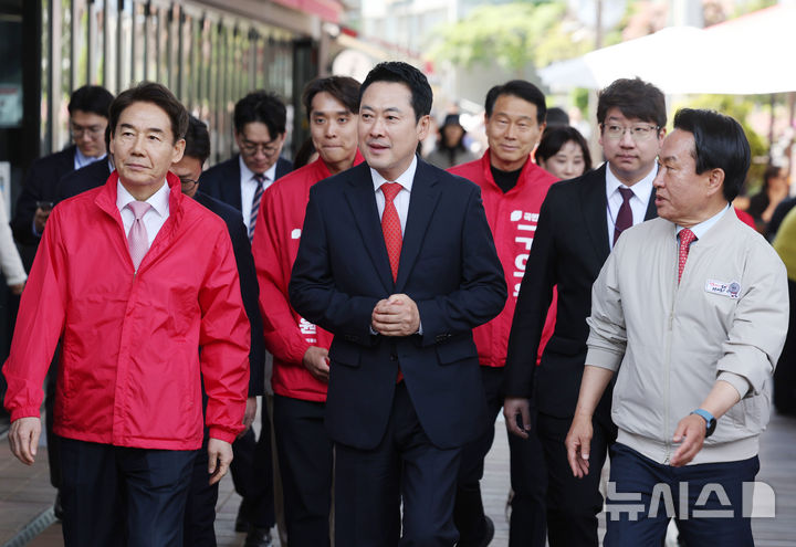 [서울=뉴시스] 김진아 기자 = 장동혁 국민의힘 대표가 29일 서울 서대문구 카페폭포에서 열린 청년 생활밀착형 공약 간담회 '청년 PICK 공약단·쓴소리위원회 합동 공약 발표'에 참석하고 있다. 2026.04.29. bluesoda@newsis.com