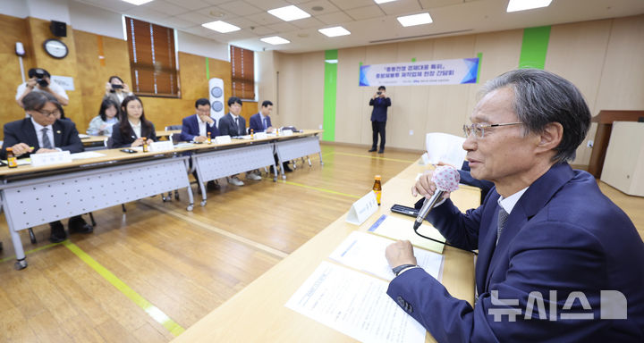 [인천=뉴시스] 전진환 기자 = 더불어민주당 중동전쟁 경제대응특별위원회 유동수 위원장이 29일 오후 종량제봉투를 생산하는 인천 서구의 장애인 직업재활시설을 찾아 제작업체 관계자들과의 현장 간담회에서 발언하고 있다. 2026.04.29. amin2@newsis.com