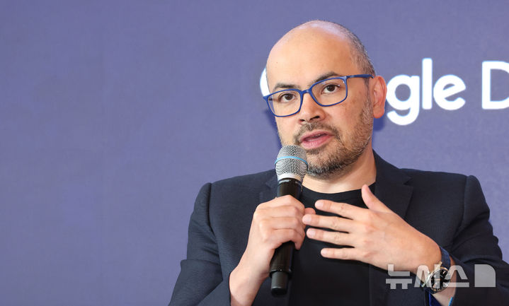 [서울=뉴시스] 조수정 기자 = '알파고의 아버지'로 불리는 데미스 하사비스 구글 딥마인드 공동창업자 겸 CEO가 지난 4월 29일 오후 서울 중구 웨스틴조선호텔에서 열린 한국기원 주최 '알파고 10년 : 위대한 동행' 행사에서 '알파고 이후 10년, 인간과 AI의 다음 수' 주제의 인터뷰에 응하고 있다. (사진은 기사와 직접 관련이 없습니다.) 2026.04.29. chocrystal@newsis.com