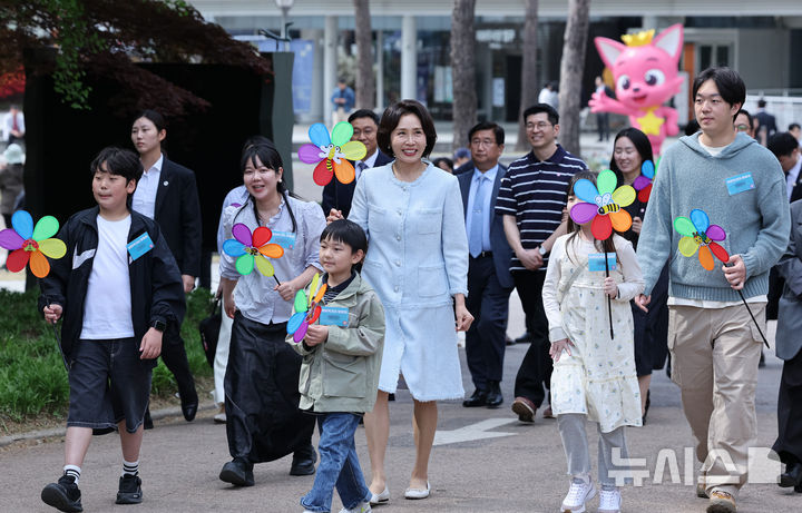 [서울=뉴시스] 고범준 기자 = 김혜경 여사가 29일 서울 어린이대공원에서 열린 당원병 환아의 건강한 식생활을 위한 희망쿠키굽기 행사에서 산책을 하고 있다. (청와대통신사진기자단) 2026.04.29. bjko@newsis.com